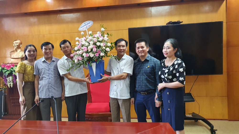 Hiệp hội doanh nghiệp Hà Tĩnh tặng hoa chúc mừng Cục thuế nhân kỷ niệm 75 năm ngày truyền thống ngành Thuế Việt Nam